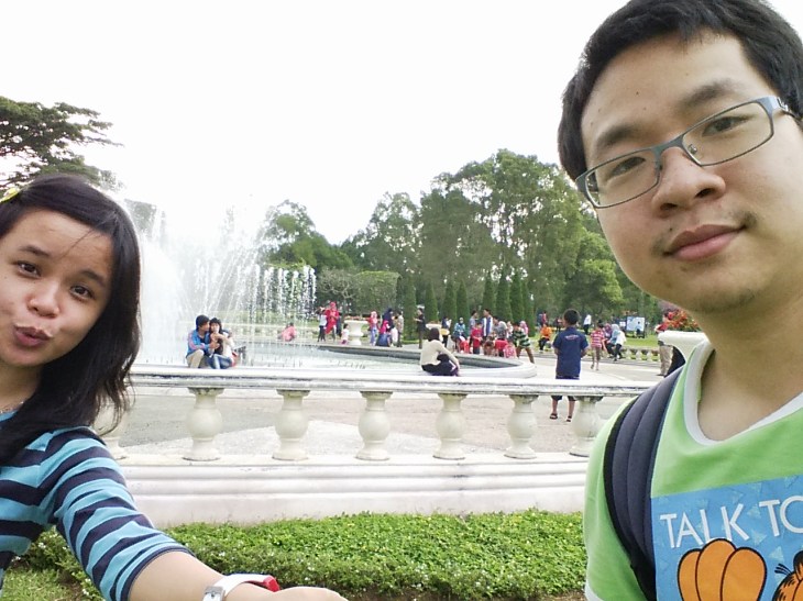 Selfie di Air Mancur ikut tren yang lagi blooming