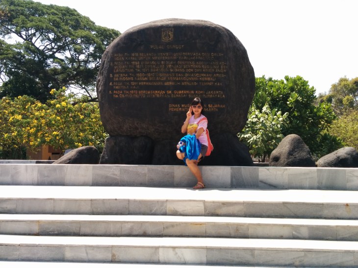 Pulau Onrust 1. Pada tahun 1615 Belanda membangun dermaga dan galangan kapal untuk memperbaiki kapal-kapal VOC. 2. Pada tahun 1658 dibangun sebuah benteng kecil yang kemudian tahun 1671 diperluas menjadi benteng segilima selanjutnya tahun 1671 dibangun gudang dok dan kincir angin. 3. Antara tahun 1800-1810 diserang dan dihancurkan armada Inggris namun Belanda membangunnya kembali. 4. Pada tahun 1911 peranannya beralih menjadi tempat karantina haji. 5. Pada tahun 1972 berdasarkan SK Gubernur KDKI Jakarta No. CB. 11/2/16/75 ditetapkan sebagai suaka purbakala